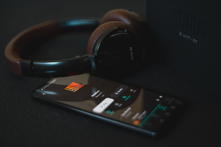black and white remote control beside black headphones — Foto por Viktor Forgacs na Unsplash