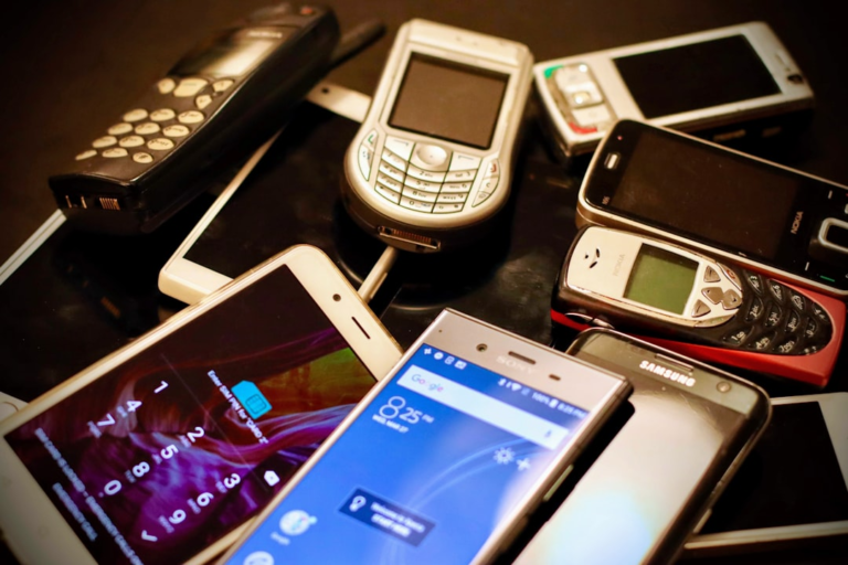 assorted-color phone lot — Foto por Eirik Solheim na Unsplash