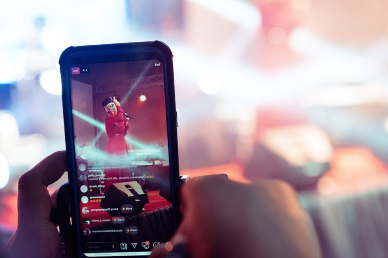 black smartphone — Foto por Qim Manifester na Unsplash