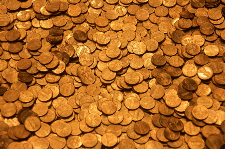 brown round coins on brown wooden surface — Foto por Dan Dennis na Unsplash