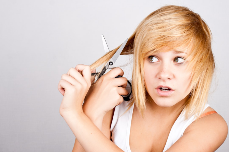 A woman holding a pair of scissors in her hands — Foto por Maria Kovalets na Unsplash