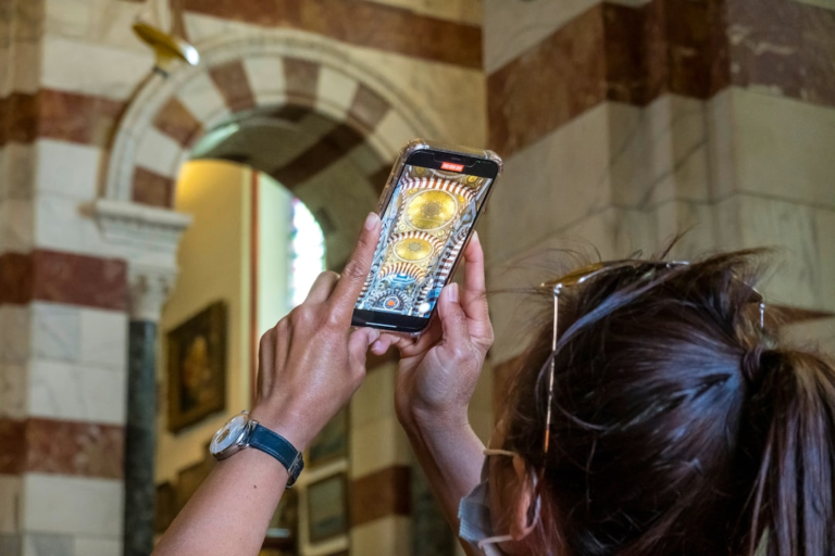 a person holding a cell phone — Foto por Etienne Girardet na Unsplash